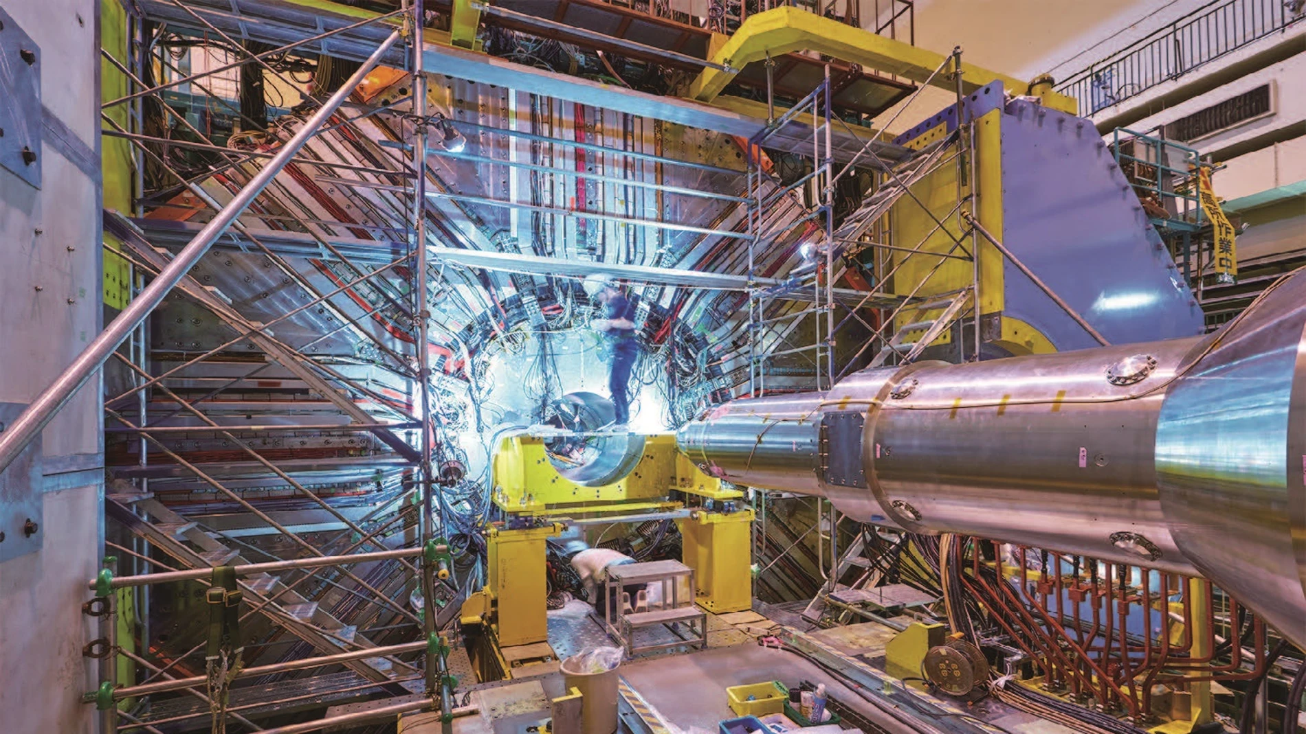 Primeras colisiones de particulas en el acelerador japones SuperKEKB
