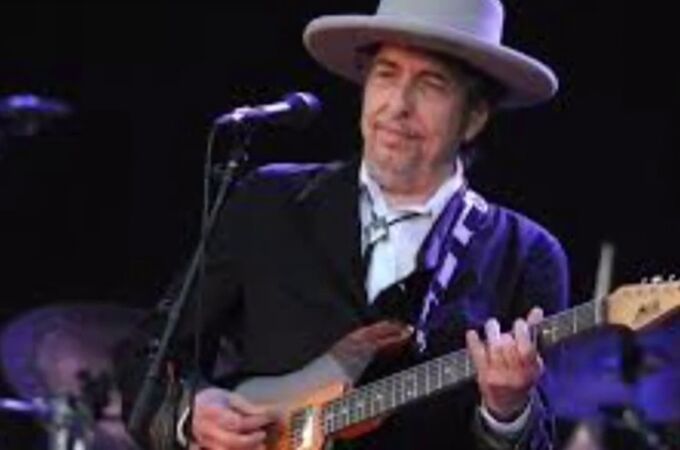 Bob Dylan cumple 77 años pero se mantiene "Forever Young"