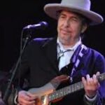 Bob Dylan cumple 77 años pero se mantiene "Forever Young"