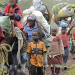 Algunos residentes de Kimbumba escapan de la violencia de su ciudad, en la República Democrática del Congo.
