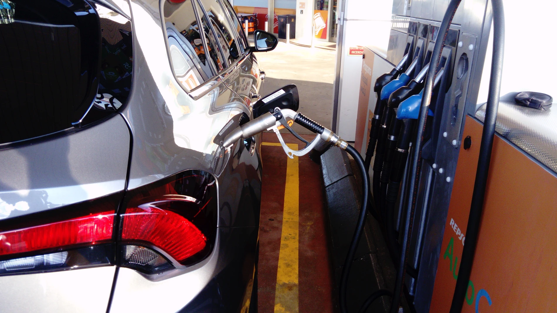 Repostaje de GLP en una gasolinera con Autogas