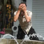 Un hombre intenta refrescarse en una fuente de Córdoba, en una jornada marcada por la ola de calor que afecta a toda la Península