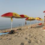 Plantan una decena de sombrillas con los colores de la bandera de España en Arenys de Mar