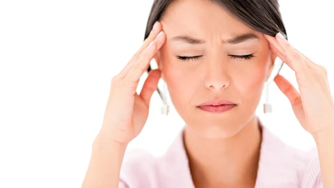 Una mujer con dolor de cabeza.