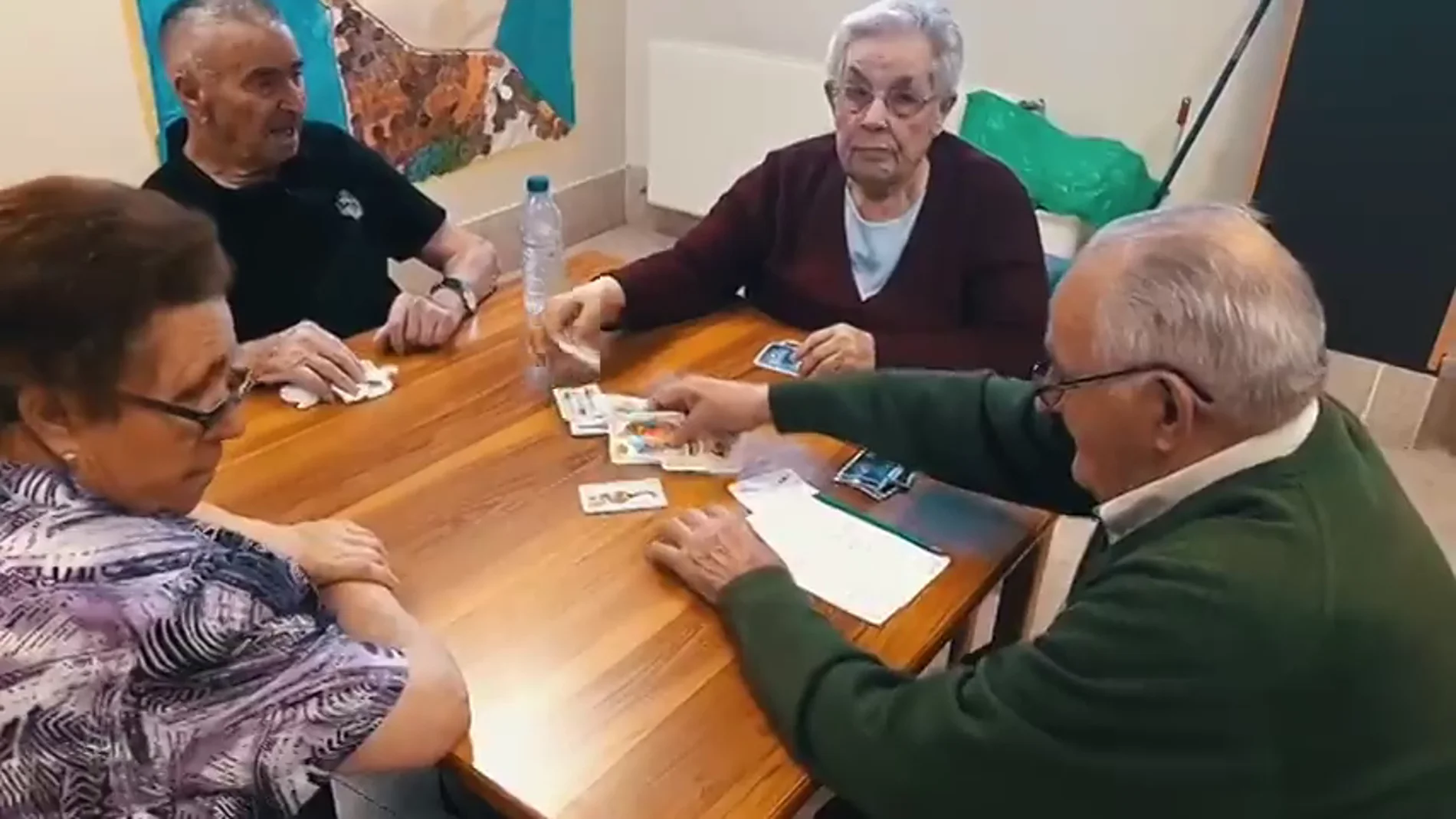 Ancianos juegan a las cartas en una residencia