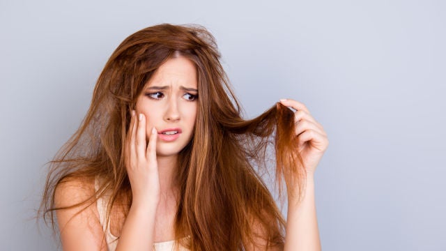Mujer con cabello estropeado