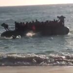 Una patera con 40 inmigrantes llegan en una lancha neumática a la cala de Roche 
