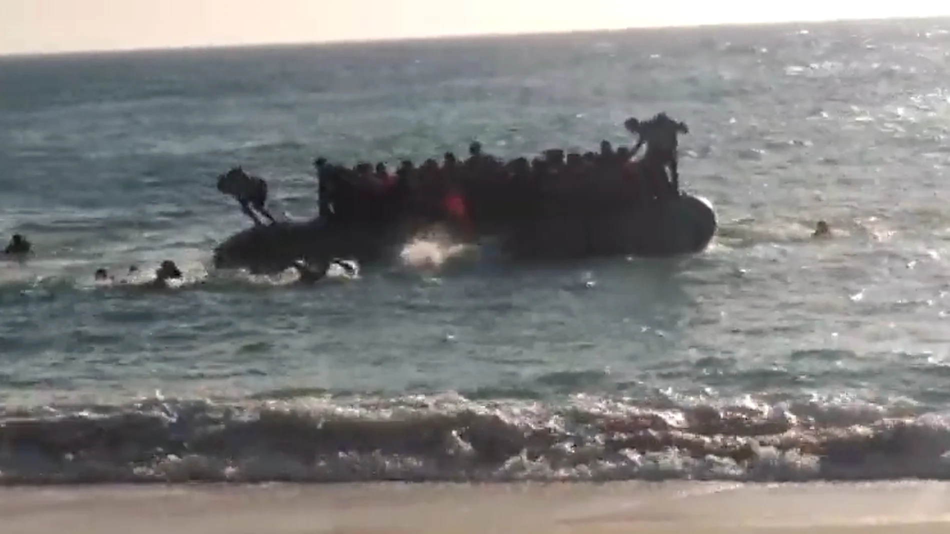 Una patera con 40 inmigrantes llegan en una lancha neumática a la cala de Roche
