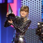 Taylor Swift recogiendo el premio a 'Mejor Artista' en los MTV AMAs 2018
