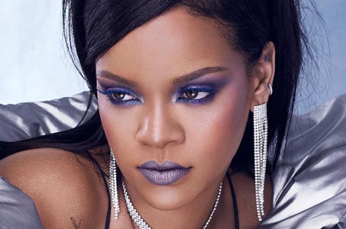 Rihanna promocionando sus nuevos productos de maquillaje