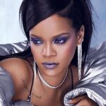 Rihanna promocionando sus nuevos productos de maquillaje