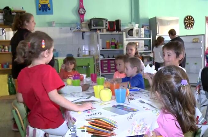 Los niños de un colegio de Zaragoza caminan cada día más de medio km para llegar a un comedor provisional