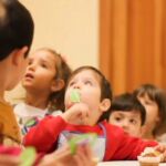 Varios niños en un comedor escolar