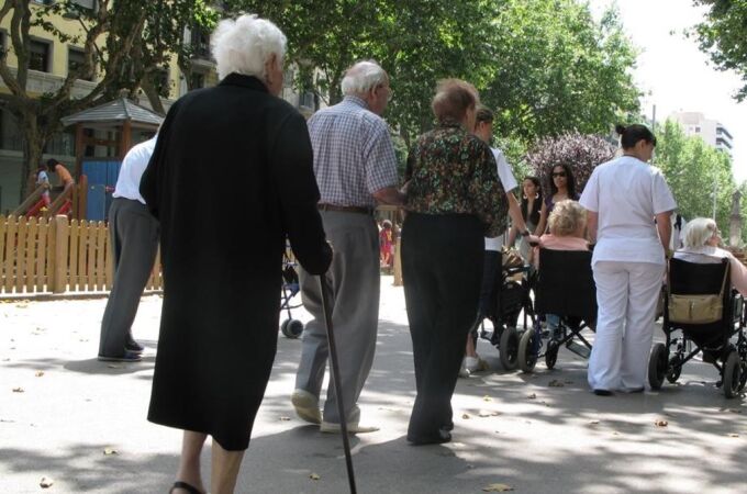 Grupo de ancianos paseando