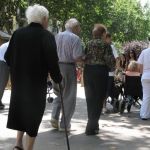 Grupo de ancianos paseando