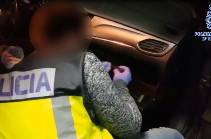 Un agente de la Policía Nacional de Elche abre el compartimento de un coche en el que se oculta droga