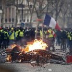 Protestas cerca de los Campos Elíseos de París