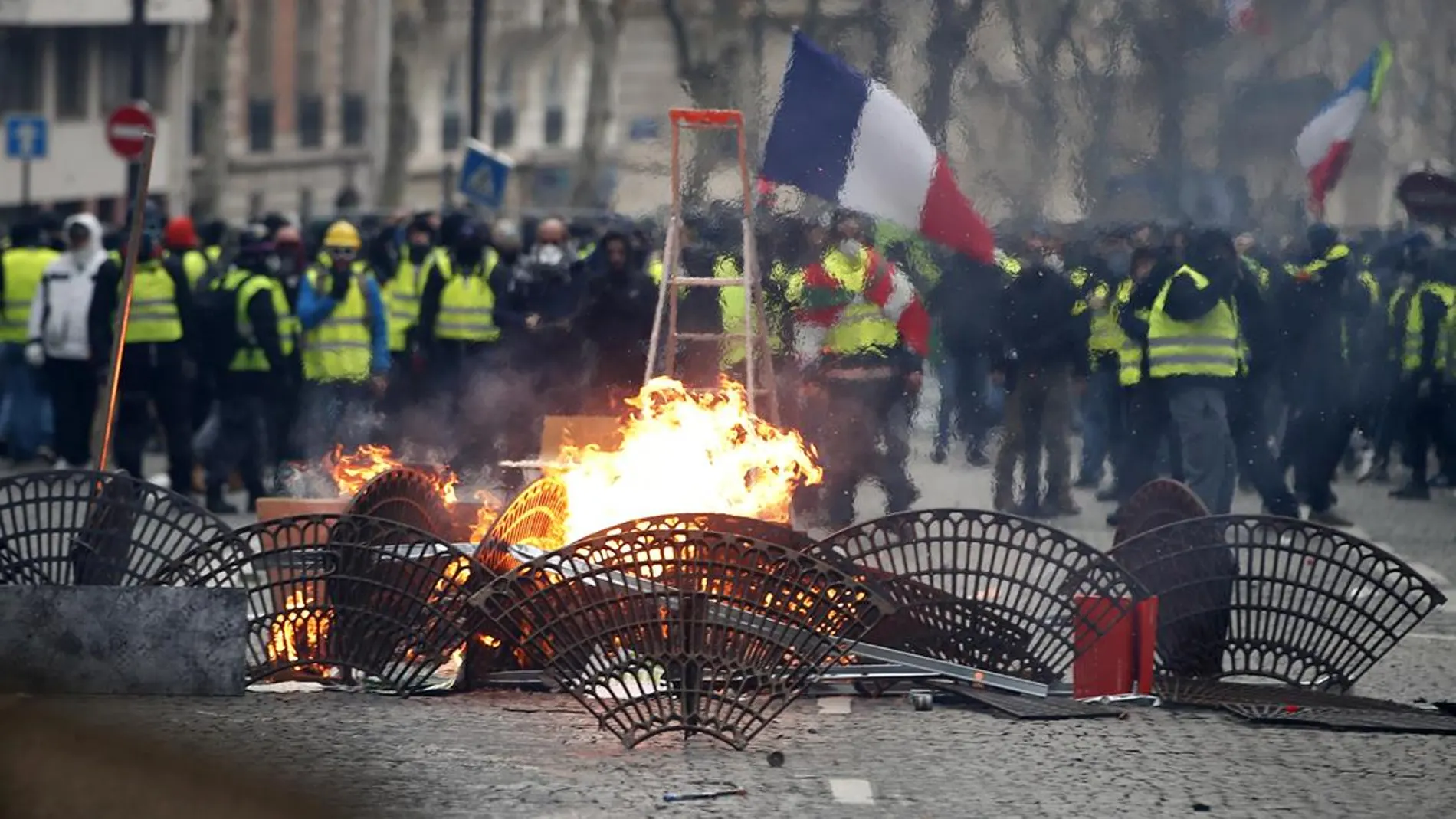 Protestas cerca de los Campos Elíseos de París