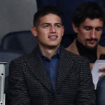 James Rodríguez sonríe en el Santiago Bernabéu