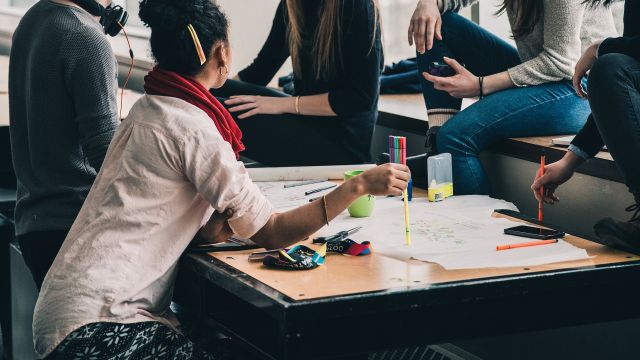 Los jovenes mantienen el consumo de drogas ilegales en la universidad