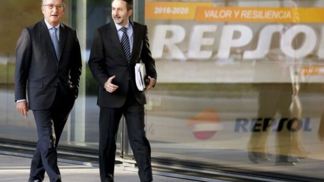 El presidente de Repsol, Antonio Brufau (izqda.), junto al consejero delegado, Josu Jon Imaz