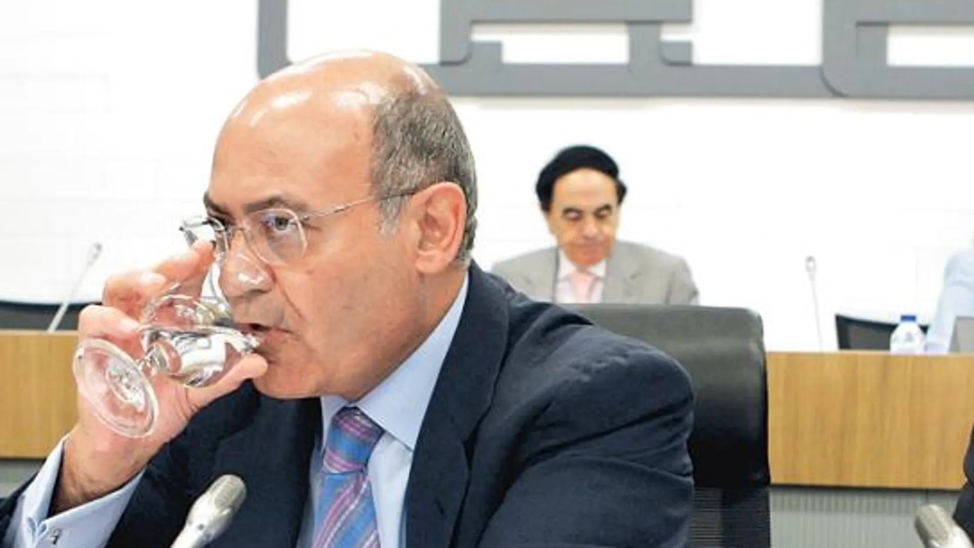 Gerardo Díaz Ferrán, durante la junta directiva del martes pasado. A la derecha, la respuesta de los sindicatos