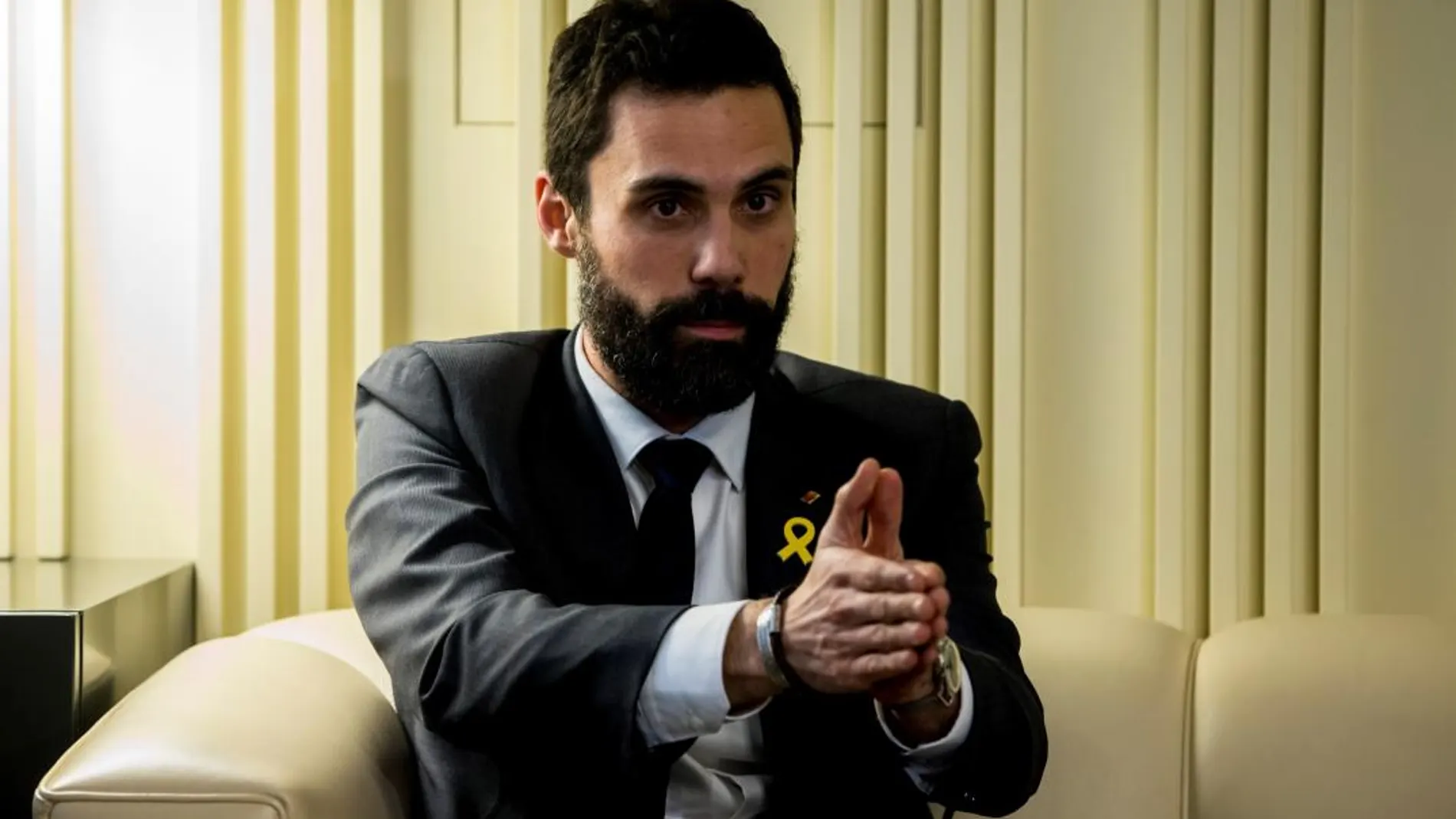 El presidente del Parlament, Roger Torrent, durante la reunión que ha mantenido con representantes de ''Som Escola''. EFE/Quique García