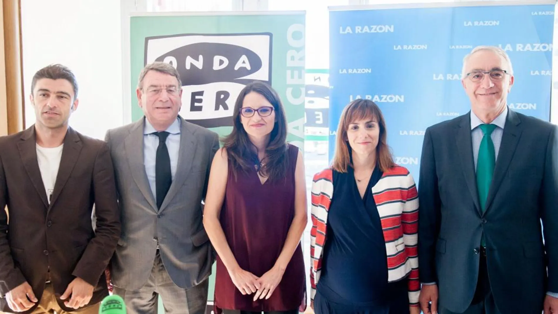 Eduard Ureña, Iñaki Zaragüeta, Mónica Oltra, Alicia Martí y Enrique Martín antes de los desayunos de LA RAZÓN y ONDA CERO