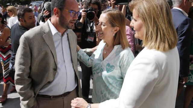 La presidenta del Congreso de los Diputados, Ana Pastor; la ministra de Empleo y Seguridad Social en funciones, Fátima Báñez, y el portavoz parlamentario del PSOE, Antonio Hernando, conversan en el exterior de la Cámara Baja.