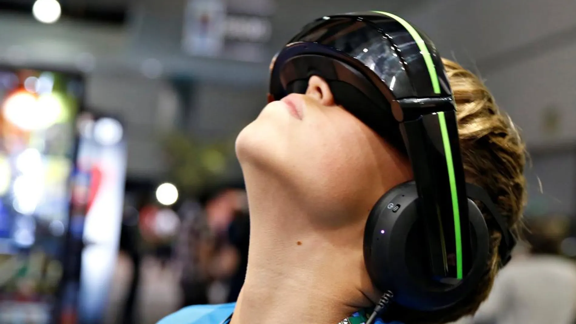 Un asistente a la feria E3 prueba unas gafas de realidad virtual