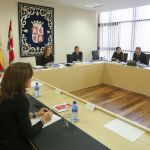La presidenta de las Cortes, Silvia Clemente, preside la Mesa de las Cortes que aprobó otorgar la Medalla de Oro a la Universidad de Salamanca