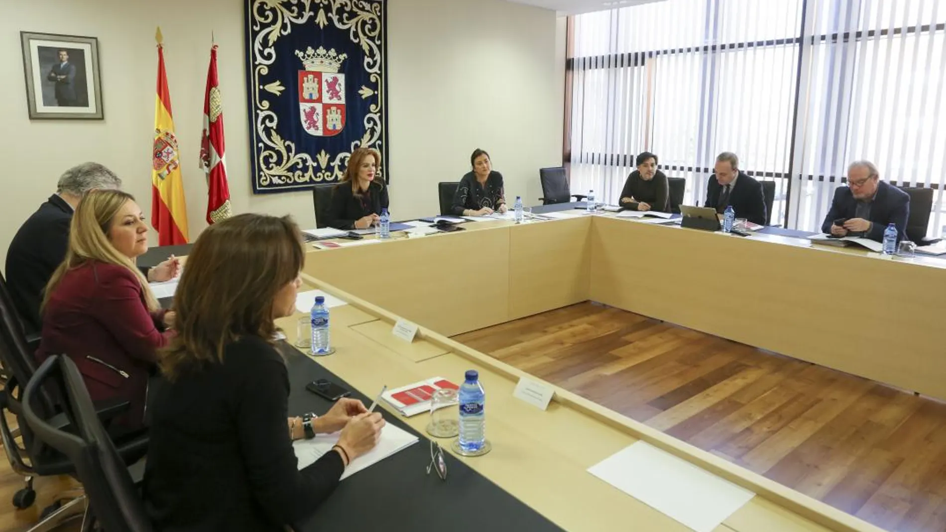 La presidenta de las Cortes, Silvia Clemente, preside la Mesa de las Cortes que aprobó otorgar la Medalla de Oro a la Universidad de Salamanca