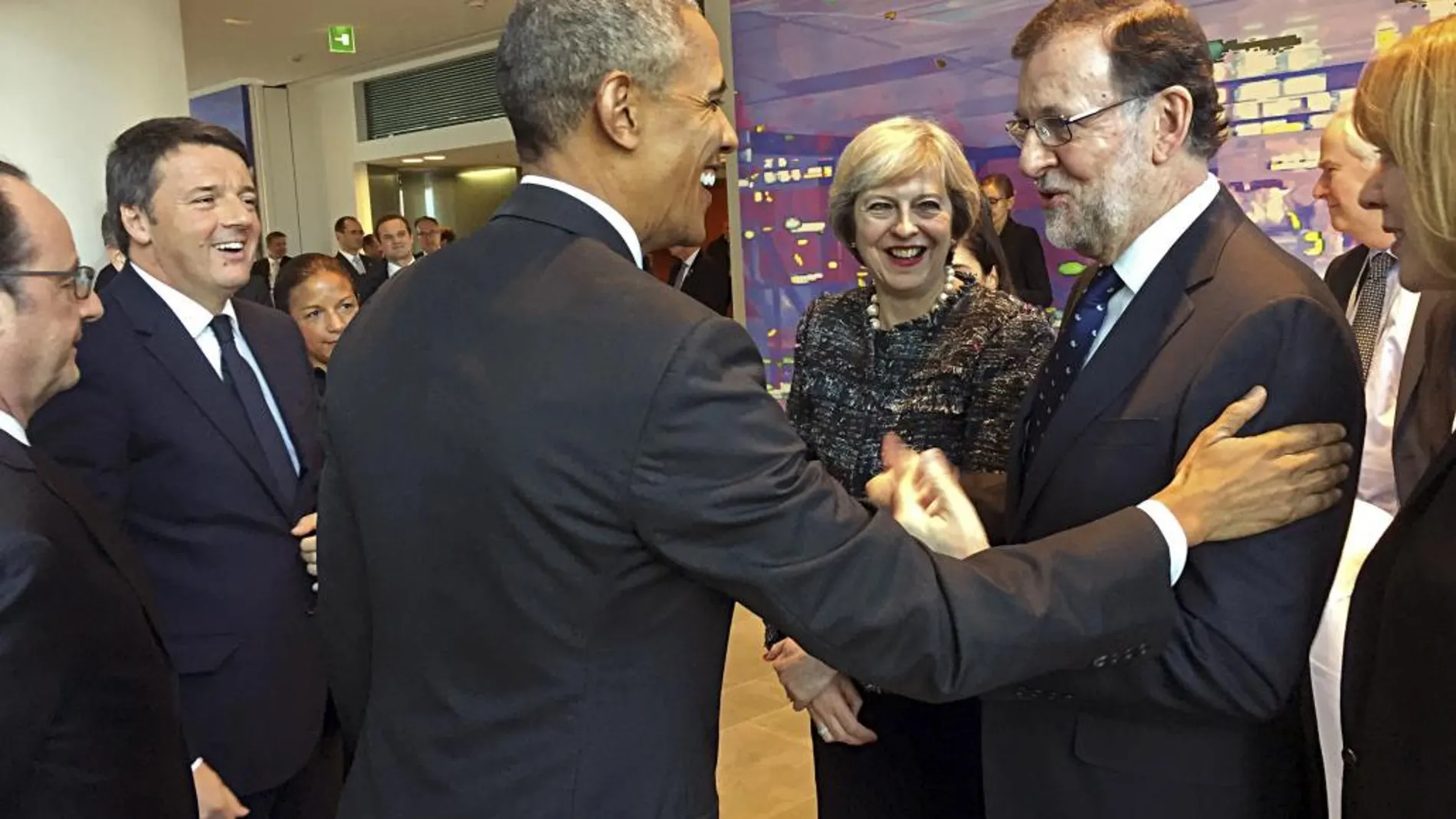 El presidente de Estados Unidos, Barack Obama, saluda a Mariano Rajoy, en presencia de Hollande y Theresa May y Matteo Renzi