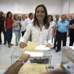 Sara Hernández vota en la agrupación socialista de Getafe en las elecciones primarias.
