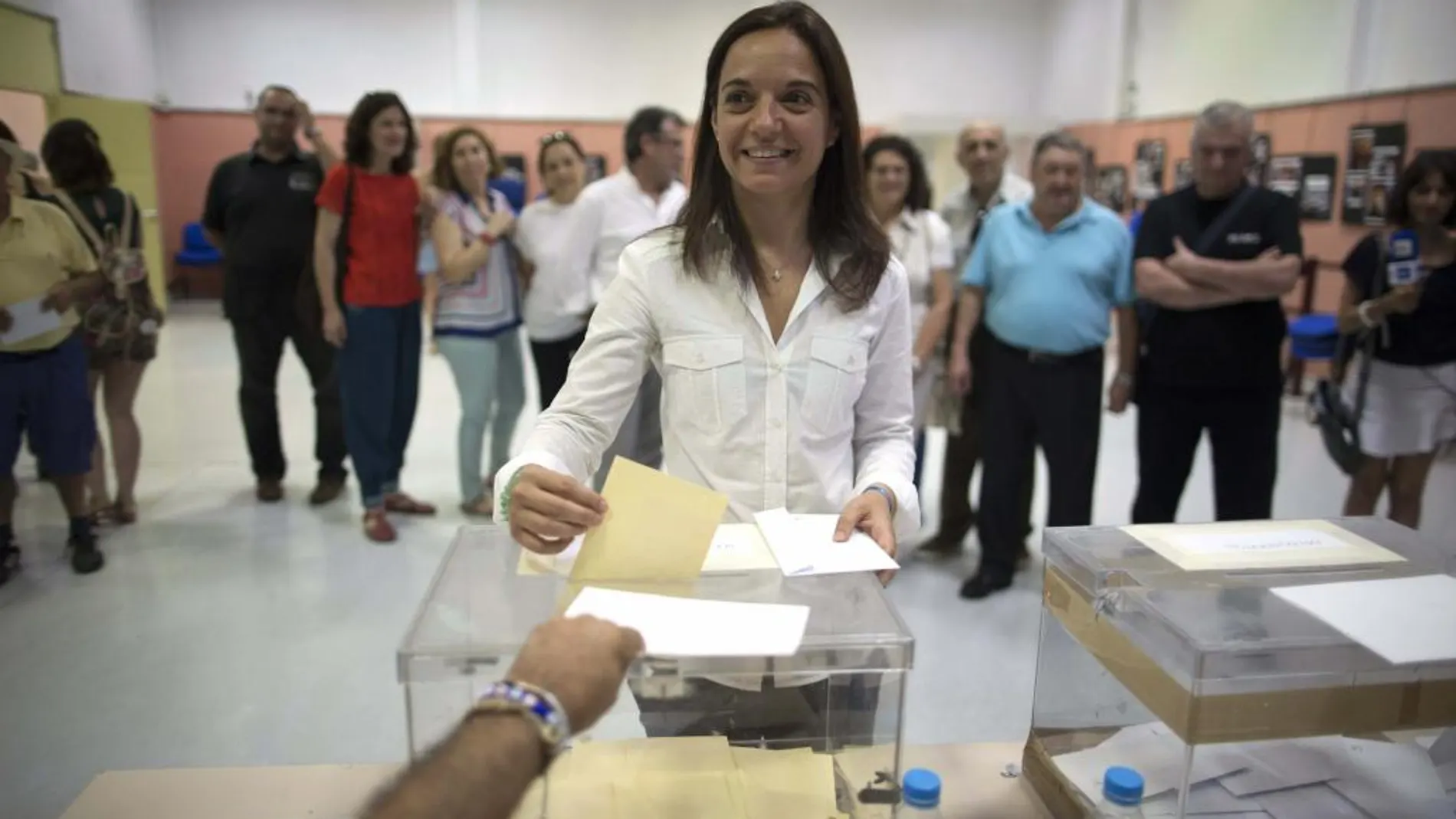 Sara Hernández vota en la agrupación socialista de Getafe en las elecciones primarias.