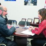 La presidenta de las Cortes, Silvia Clemente, recibe las solicitudes de los ciudadanos de la provincia