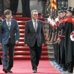 Puigdemont y Mas participaron en una inusual entrevista a dos bandas