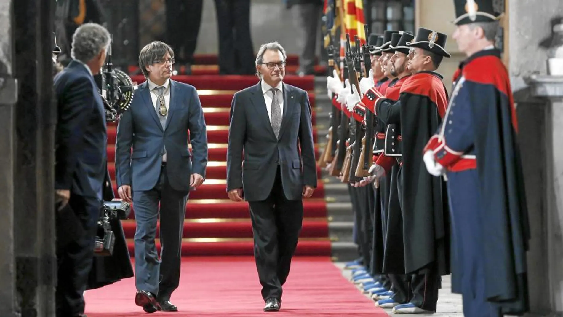 Puigdemont y Mas participaron en una inusual entrevista a dos bandas