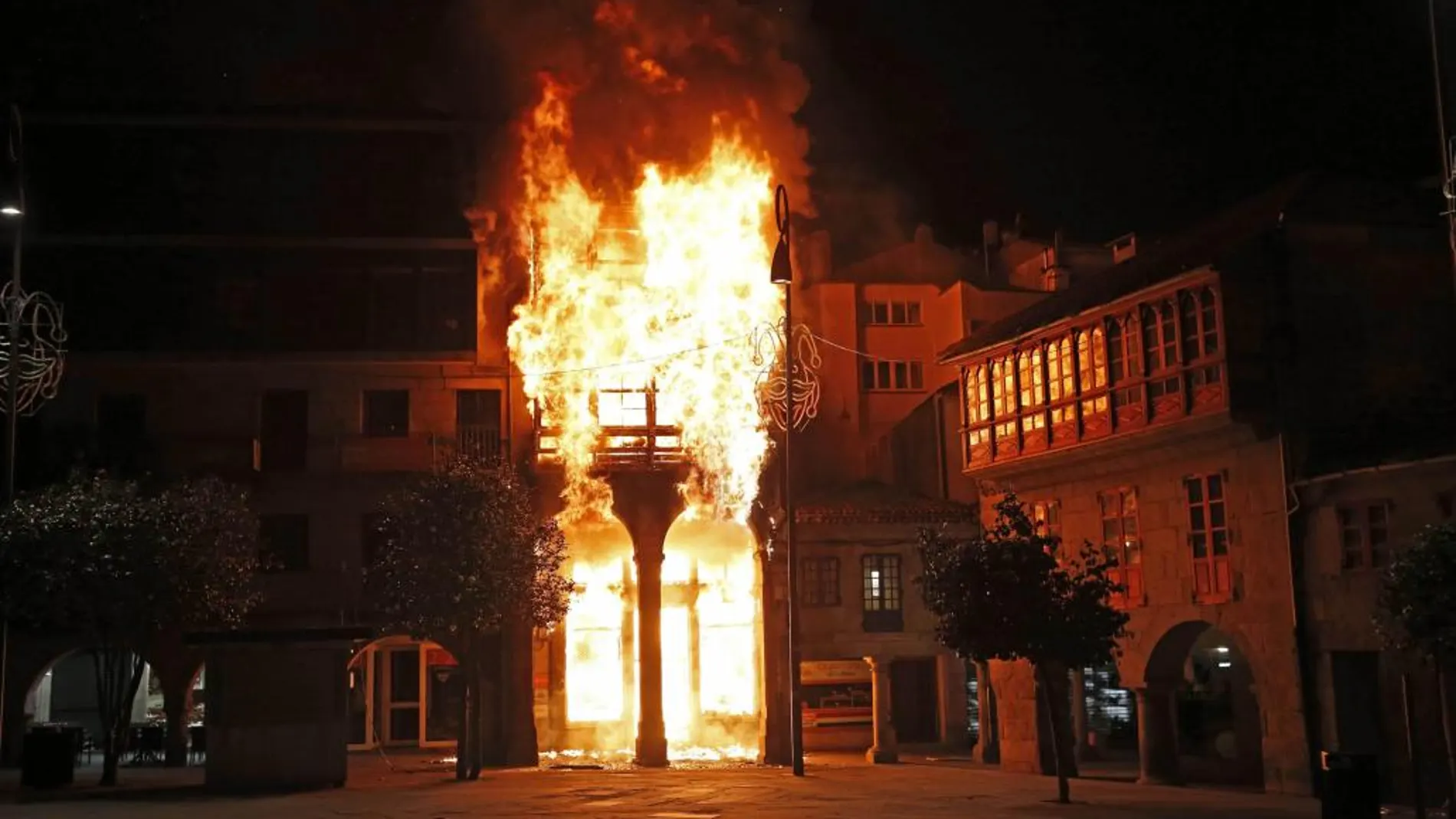 Un voraz incendio afecta a un edificio en pleno corazón de la zona vieja de Pontevedra.
