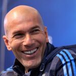 El entrenador francés del Real Madrid, Zinedine Zidane durante la rueda de prensa del equipo en el estadio Etihad en Manchester