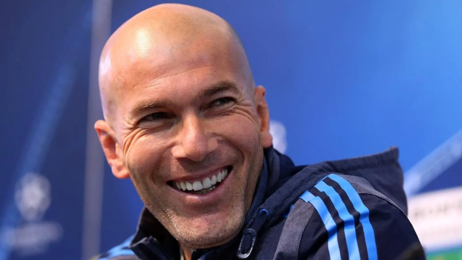 El entrenador francés del Real Madrid, Zinedine Zidane durante la rueda de prensa del equipo en el estadio Etihad en Manchester