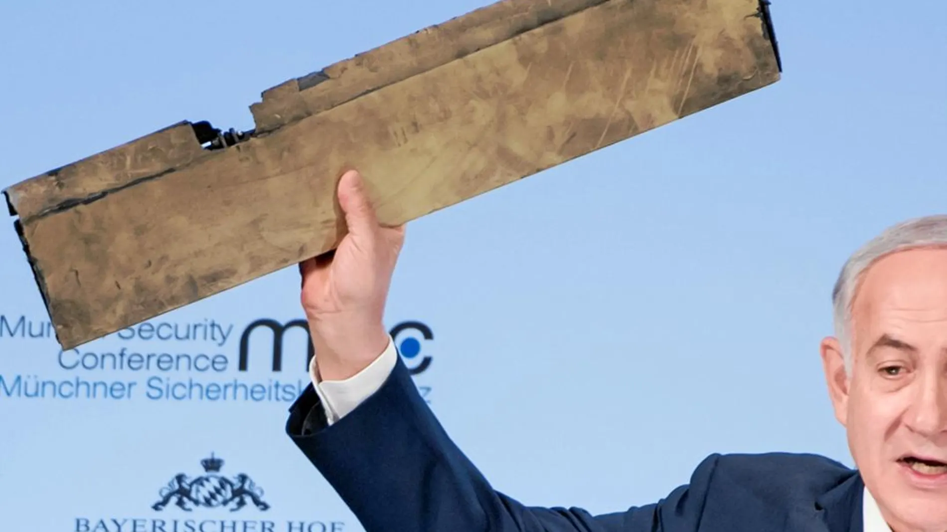 El «premier» israelí, Benjamin Netanyahu, sostiene ayer en Múnich un trozo del supuesto dron iraní derribado por la aviación hebrea