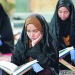 Jóvenes iraníes recitan los versos del Corán durante el mes de Ramadán en la ciudad de Aran va Bidgol