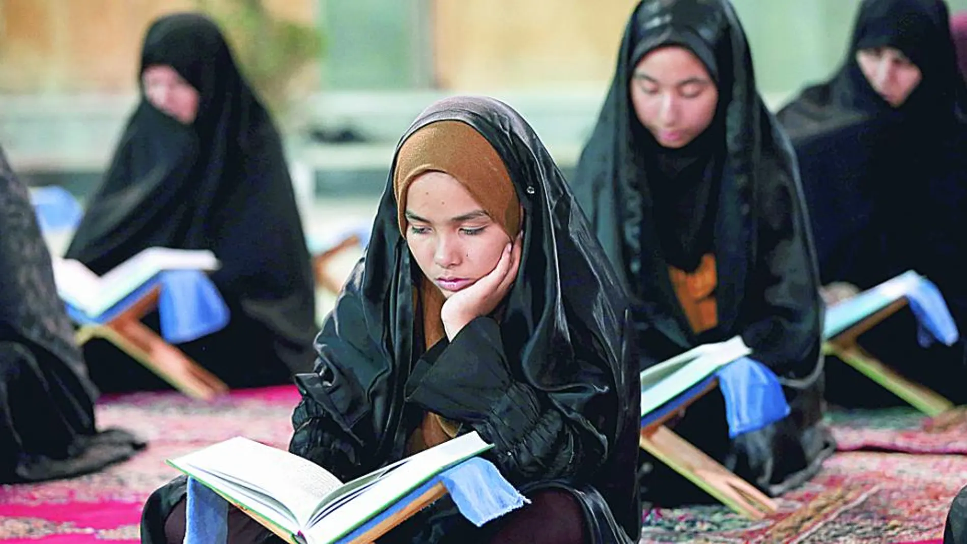Jóvenes iraníes recitan los versos del Corán durante el mes de Ramadán en la ciudad de Aran va Bidgol