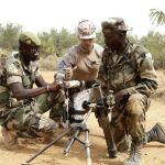 Un militar español instruye a los malienses en el uso de morteros/MDE
