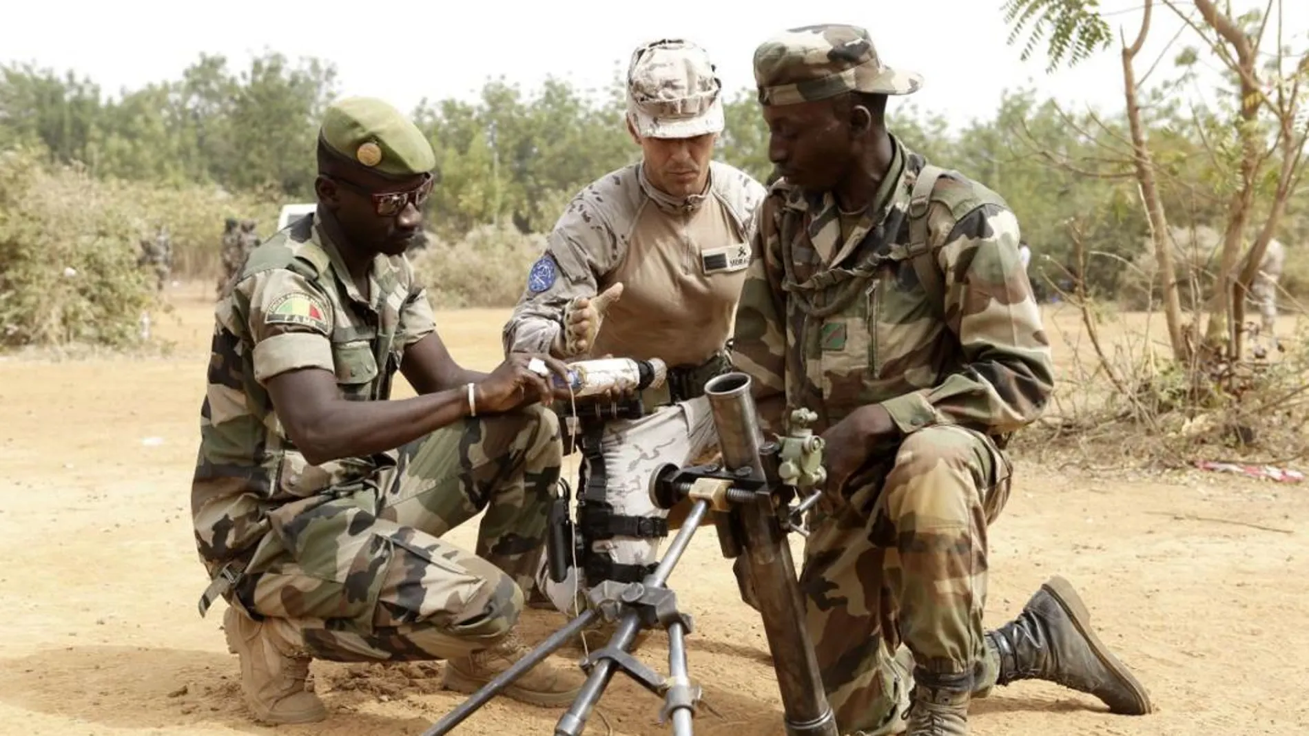 Un militar español instruye a los malienses en el uso de morteros/MDE