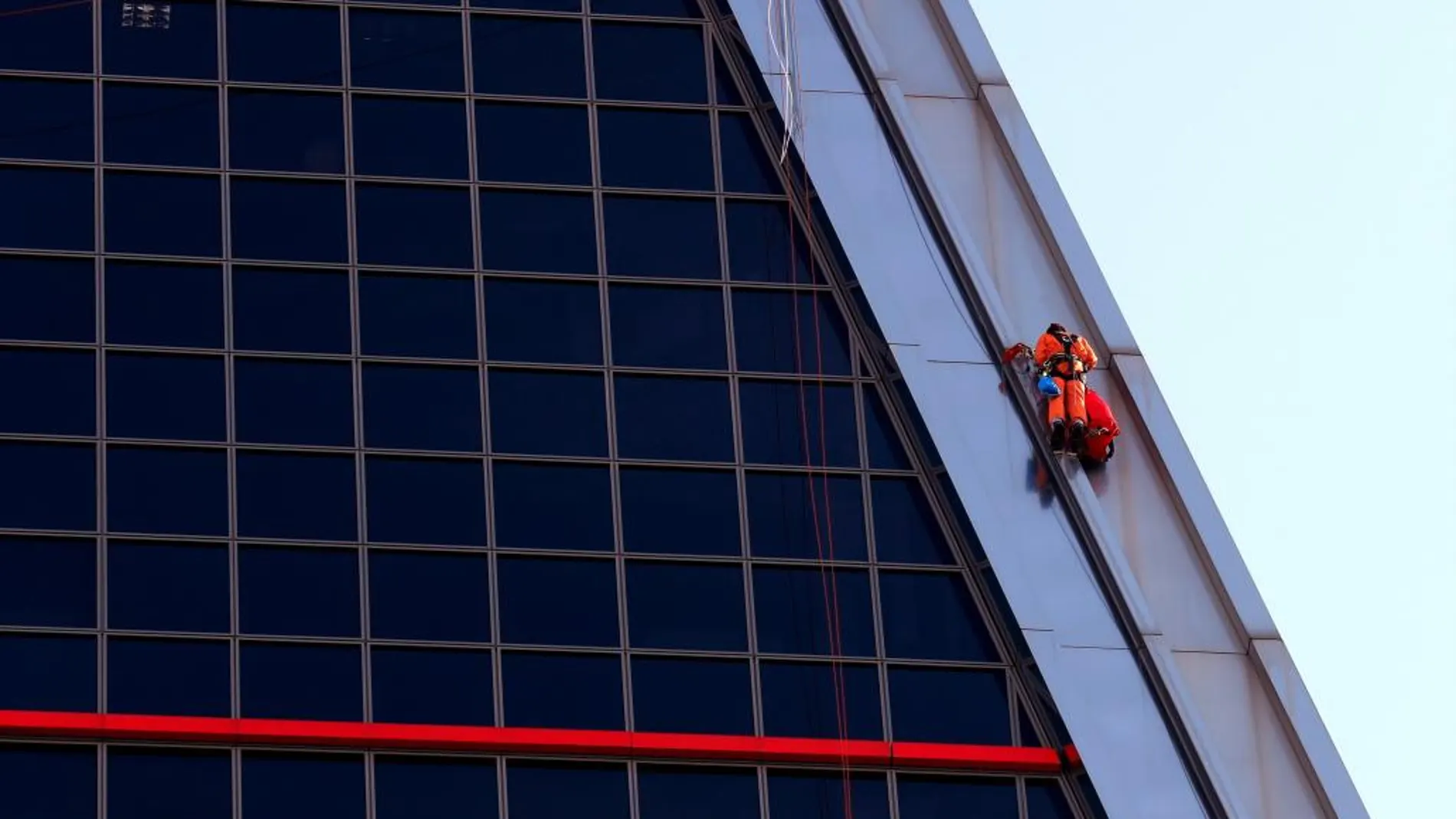 Seis activistas de Greenpeace han escalado la fachada sur de una de las dos Torres Kio para pro
