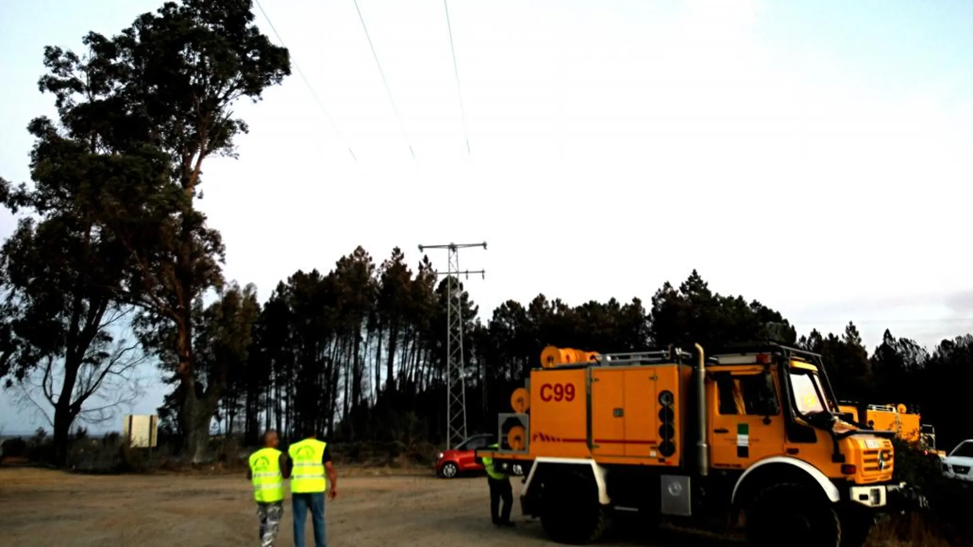 Los efectivos anti incendio en la Sierra de Gata