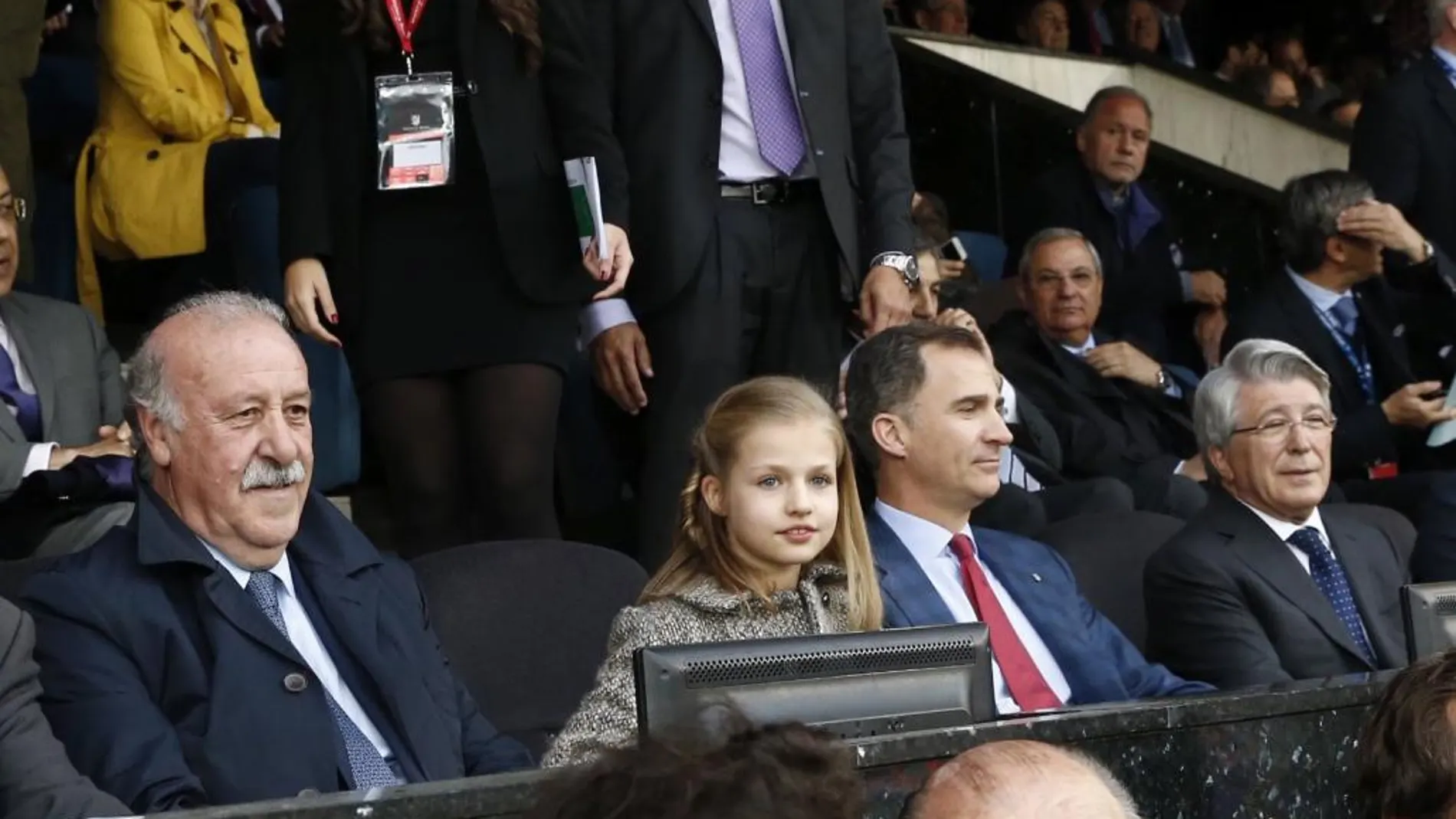 El Rey Felipe VI acompañado de su hija, la Infanta Leonor, junto al seleccionador nacional Vicente del Bosque.