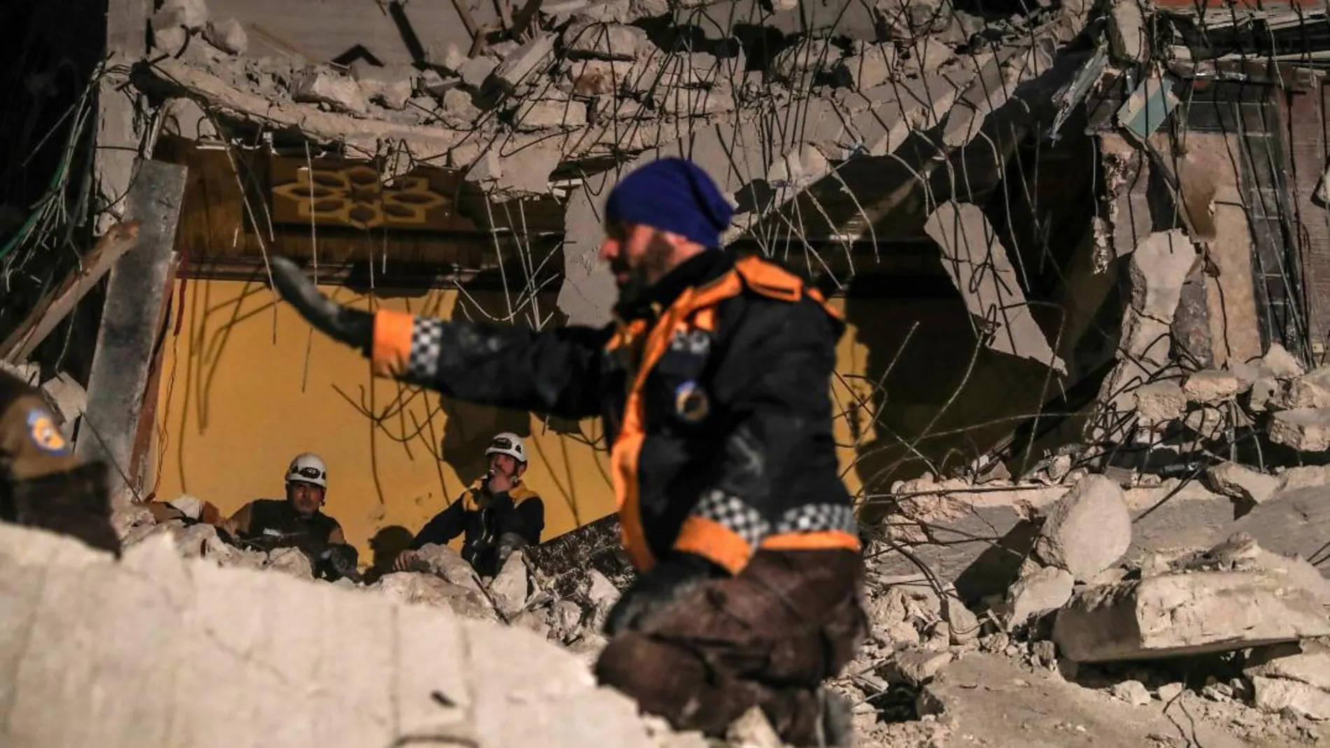 Voluntarios de los Cascos Blancos y otras organizaciones buscan víctimas entre los escombros de un edificio tras una explosión de origen desconocido en la ciudad de Idleb, en el norte de Siria, el pasado 9 de abril